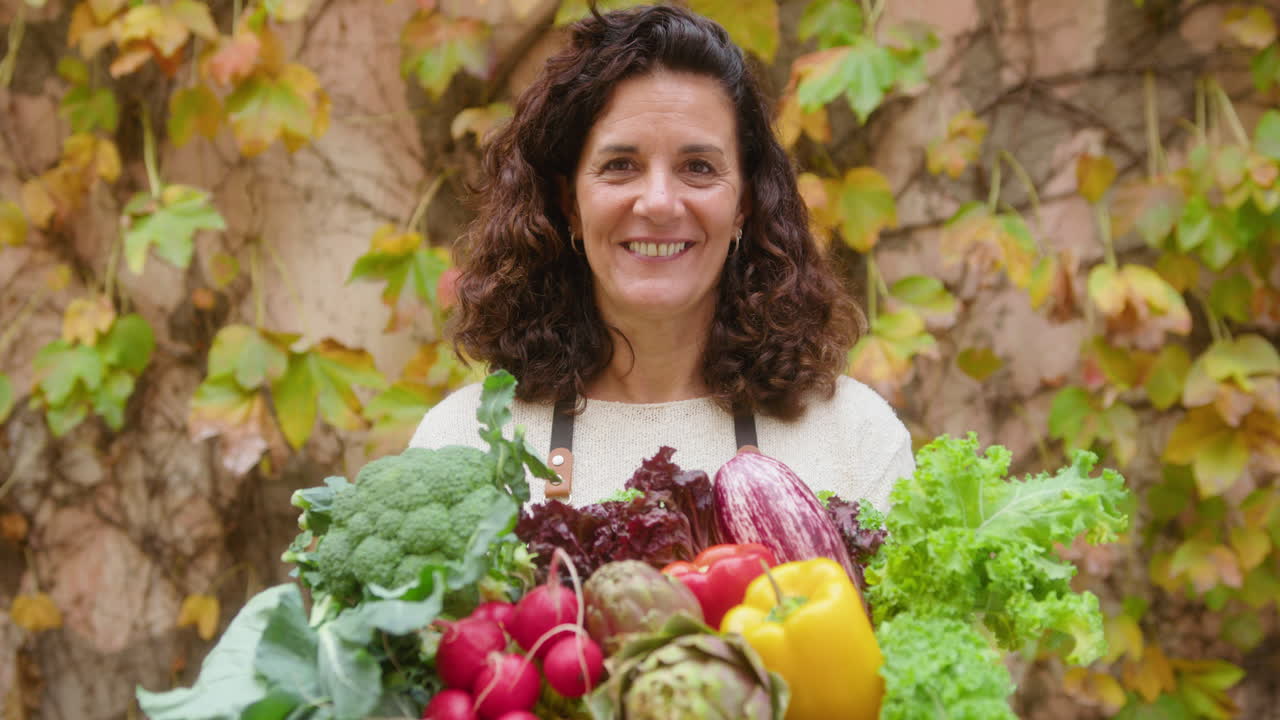 mujer sosteniendo una canasta de verduras frescas