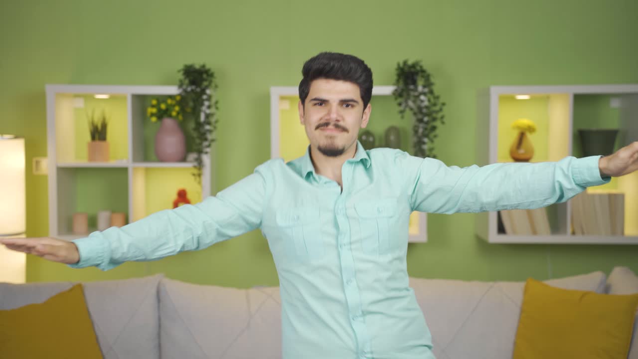 un joven lindo bailando y divirtiéndose en casa.