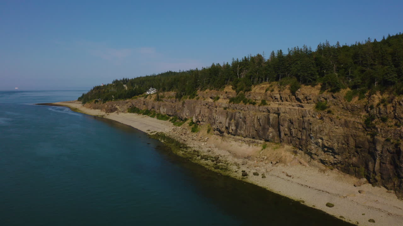 вид с воздуха на полет вдоль изрезанных скалистых утесов вдоль живописного североатлантического побережья в заливе фанди