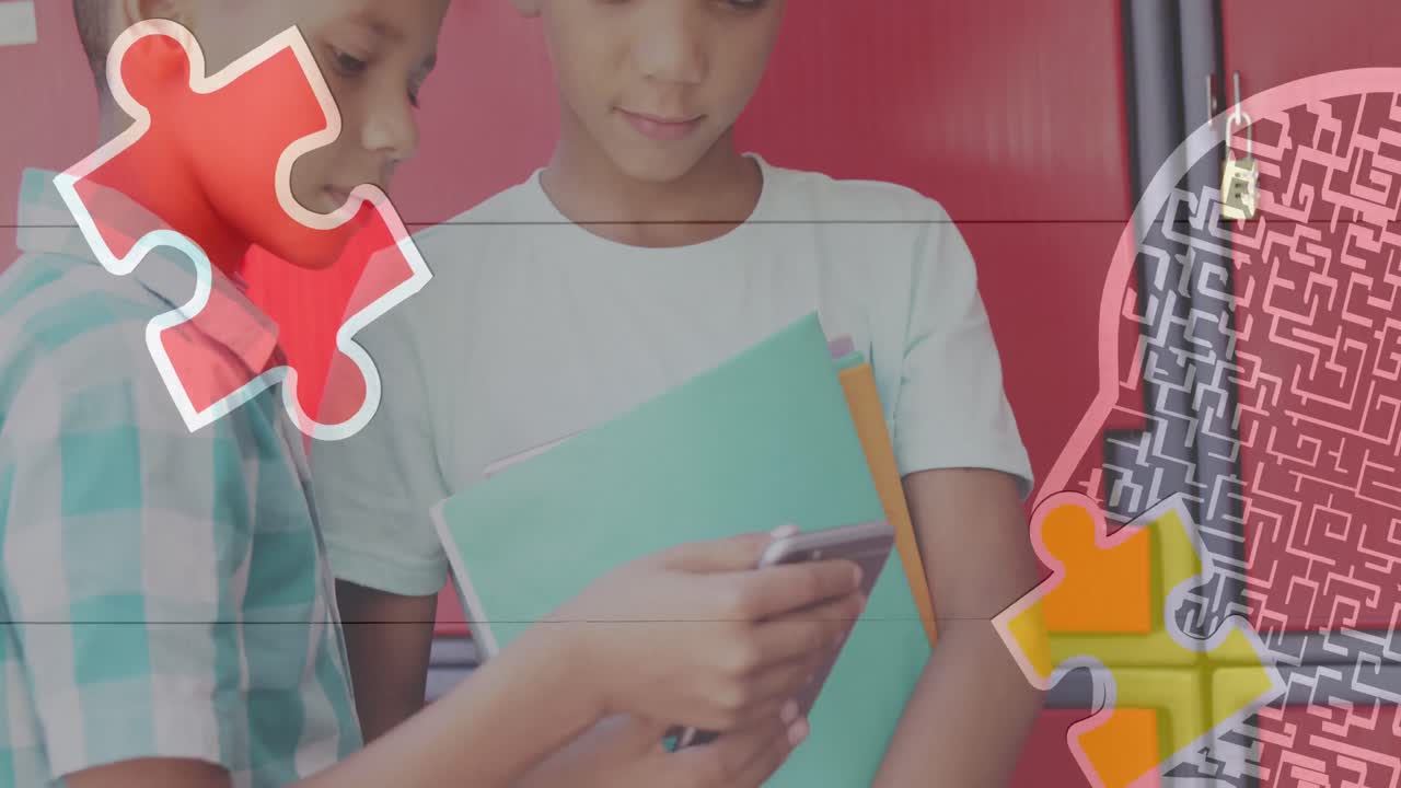 rompecabezas y icono de cabeza humana contra dos niños diferentes que usan teléfonos inteligentes en la escuela