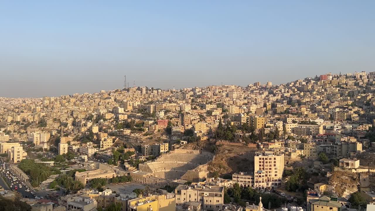 vista de la cima de la colina de la ciudadela de ammán - con vistas a ammán, jordania desde la ciudadela de ammán