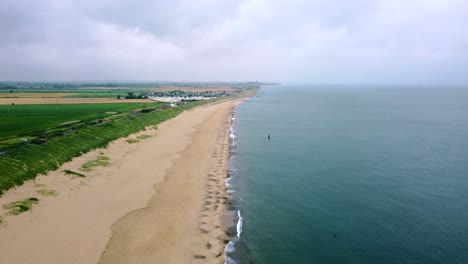 Aerial---Bird's-eye-view-of-empty-Eccles-Beach-in-Norfolk,-England
