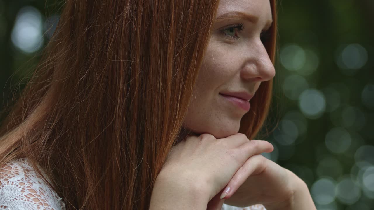 una mujer relajada se toma un tiempo a solas para reflexionar sobre el pasado y se convierte en un momento de relajación feliz