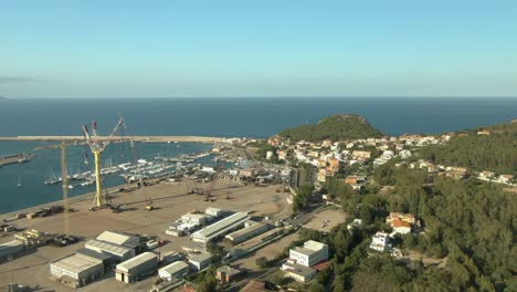 Vista-Aérea-Del-Puerto-De-Ferry-De-Arbatax-Pertenece-Al-Municipio-De-Tortolì-Costa-Este-De-Cerdeña-Italia-Isla-Viaje-Destino-De-Vacaciones