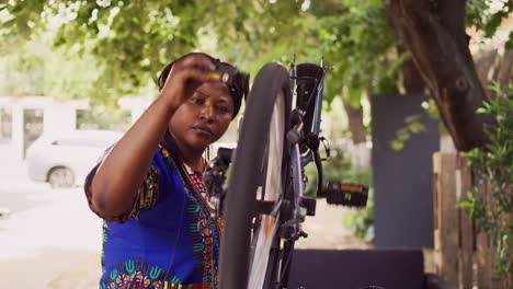 mujer haciendo mantenimiento de bicicletas