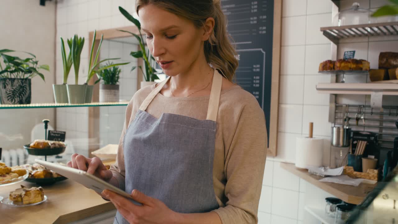 chica con síndrome de down sirviendo comida para un cliente en la mesa
