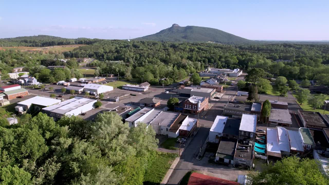 north carolina의 pilot mountain nc로의 공중 슬로우 푸시 인