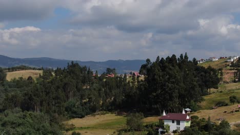 Vista-Aérea-De-Drones-De-La-Laguna-Guatavita-En-Colombia