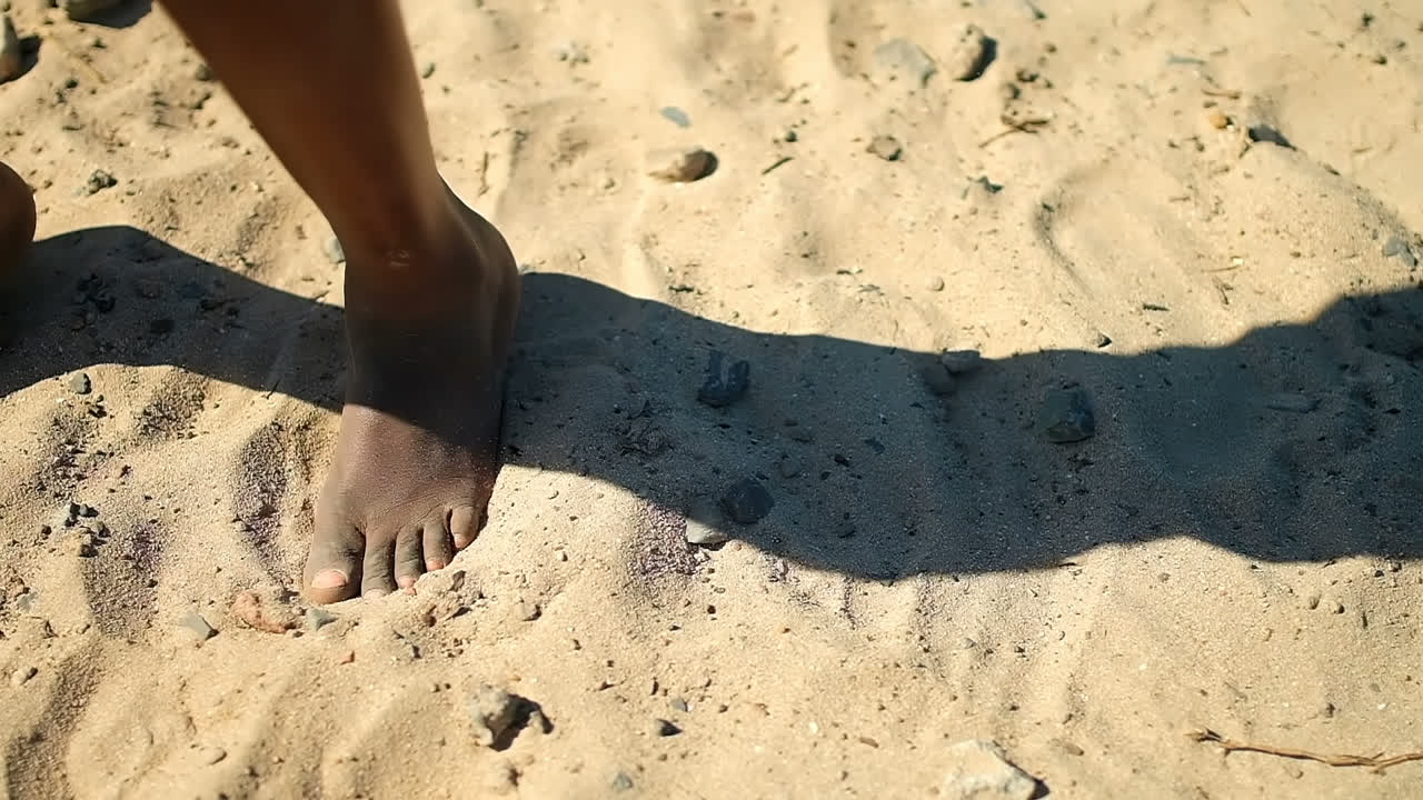 땅에서 축구를 하는 소년 4k