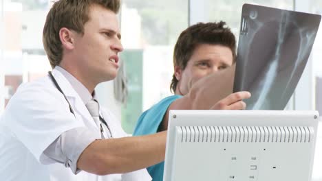 Two-doctors-looking-at-an-xray-