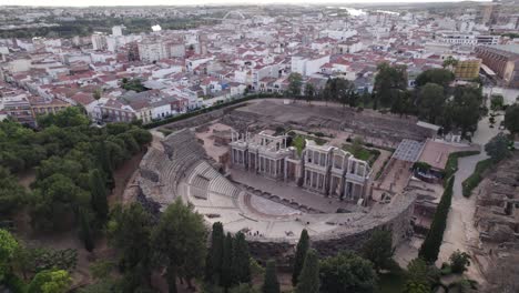 Icónico-Teatro-Romano,-Densa-Ciudad-Española-De-Mérida-En-Segundo-Plano.