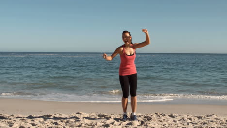 Fröhliche-Brünette-Beim-Training-Am-Strand