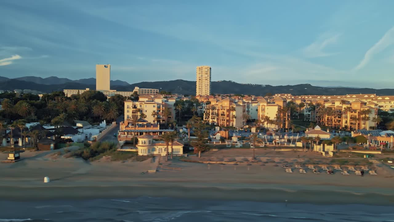 vista aérea de los apartamentos costeros durante la puesta de sol