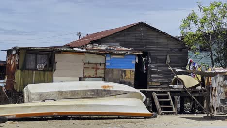 Casa-De-Chabolas-En-El-Pueblo-De-Hanuabada-En-Port-Moresby