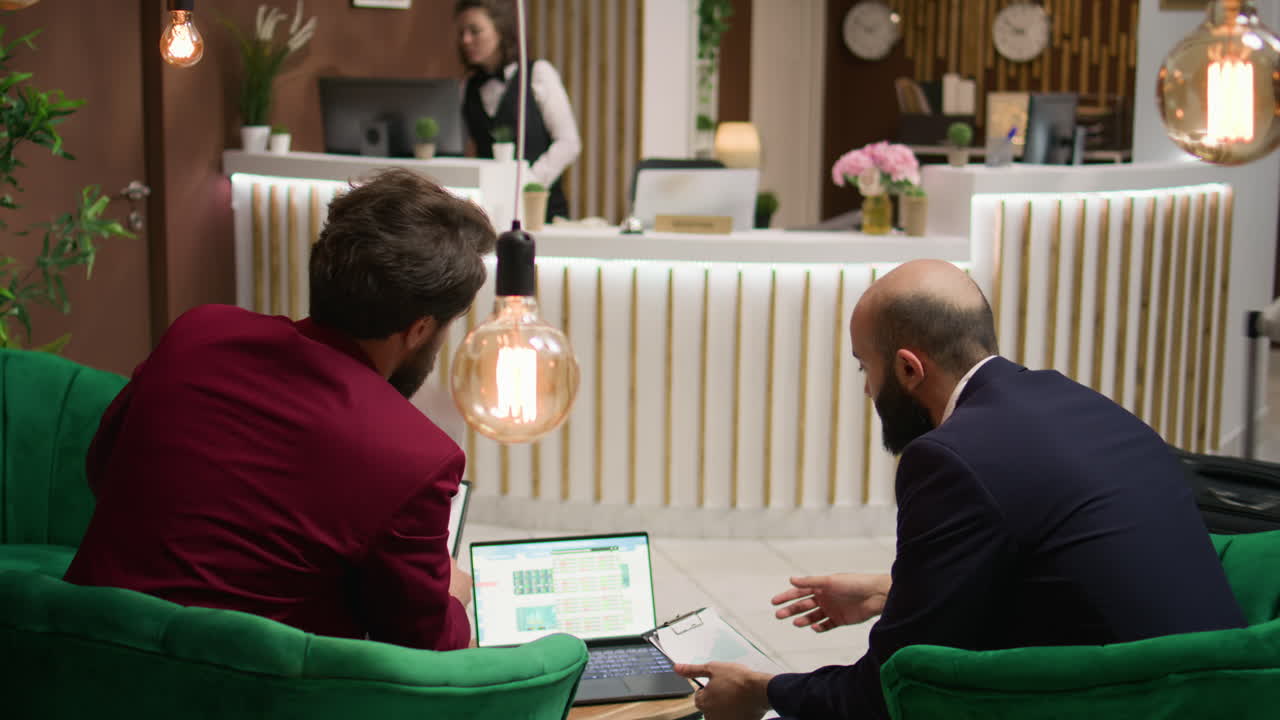 equipo de gestión compartiendo nuevas ideas