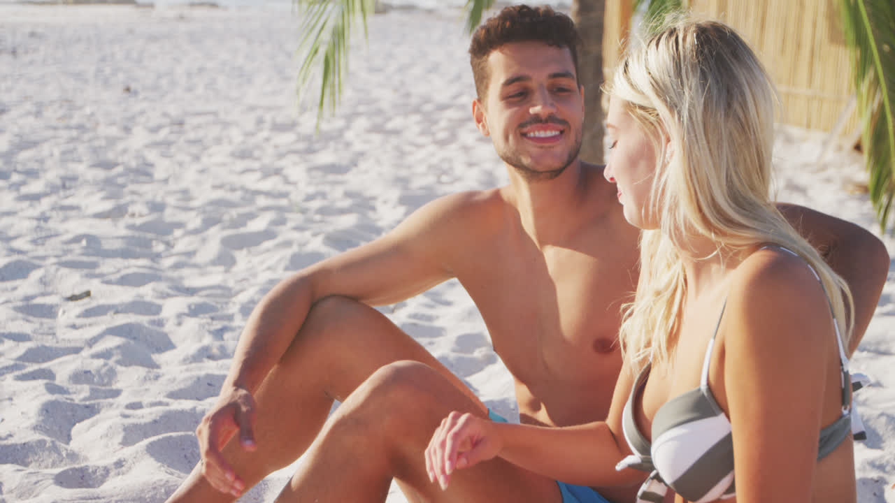 Una coppia caucasica che si diverte sulla spiaggia.