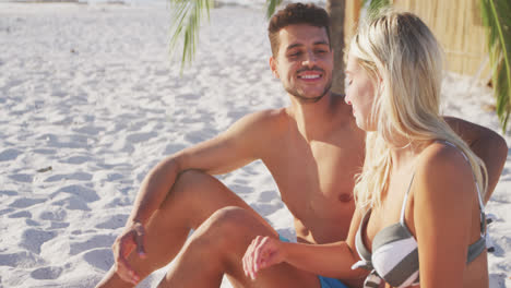 Pareja-Caucásica-Disfrutando-Del-Tiempo-En-La-Playa