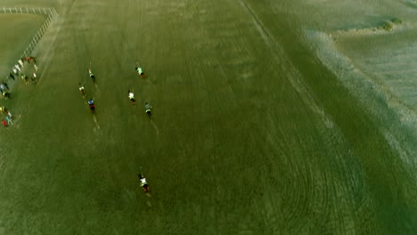 ripresa dall'alto in basso di una partita di polo da un drone