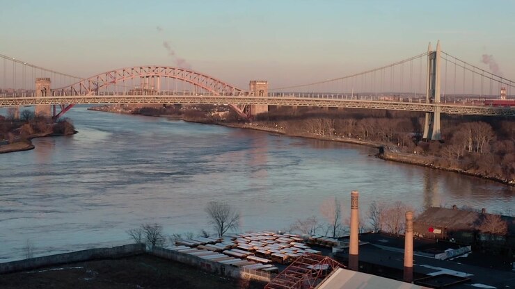 Vedute dello skyline di New York City e del ponte sul fiume