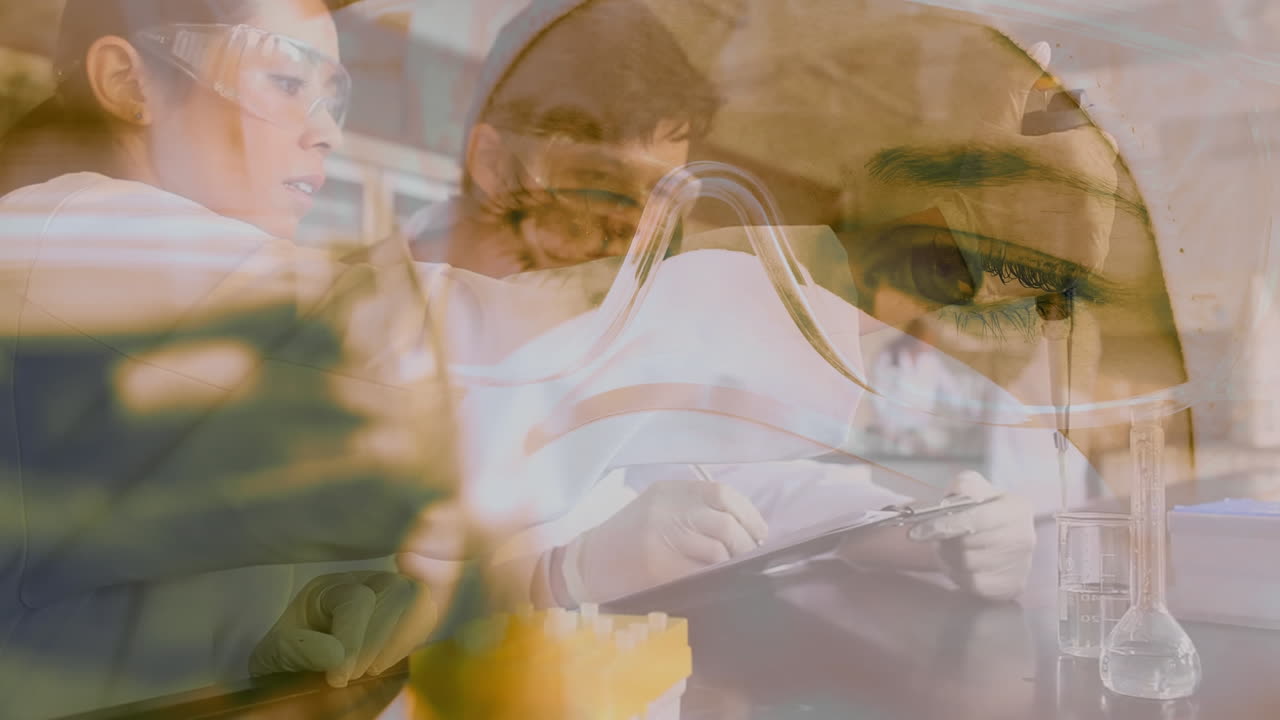 composición de la ciencia jóvenes científicos en el laboratorio combinado con una foto de una mujer