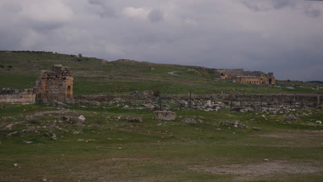 una ladera de la montaña con el antiguo teatro en la distancia en hierápolis