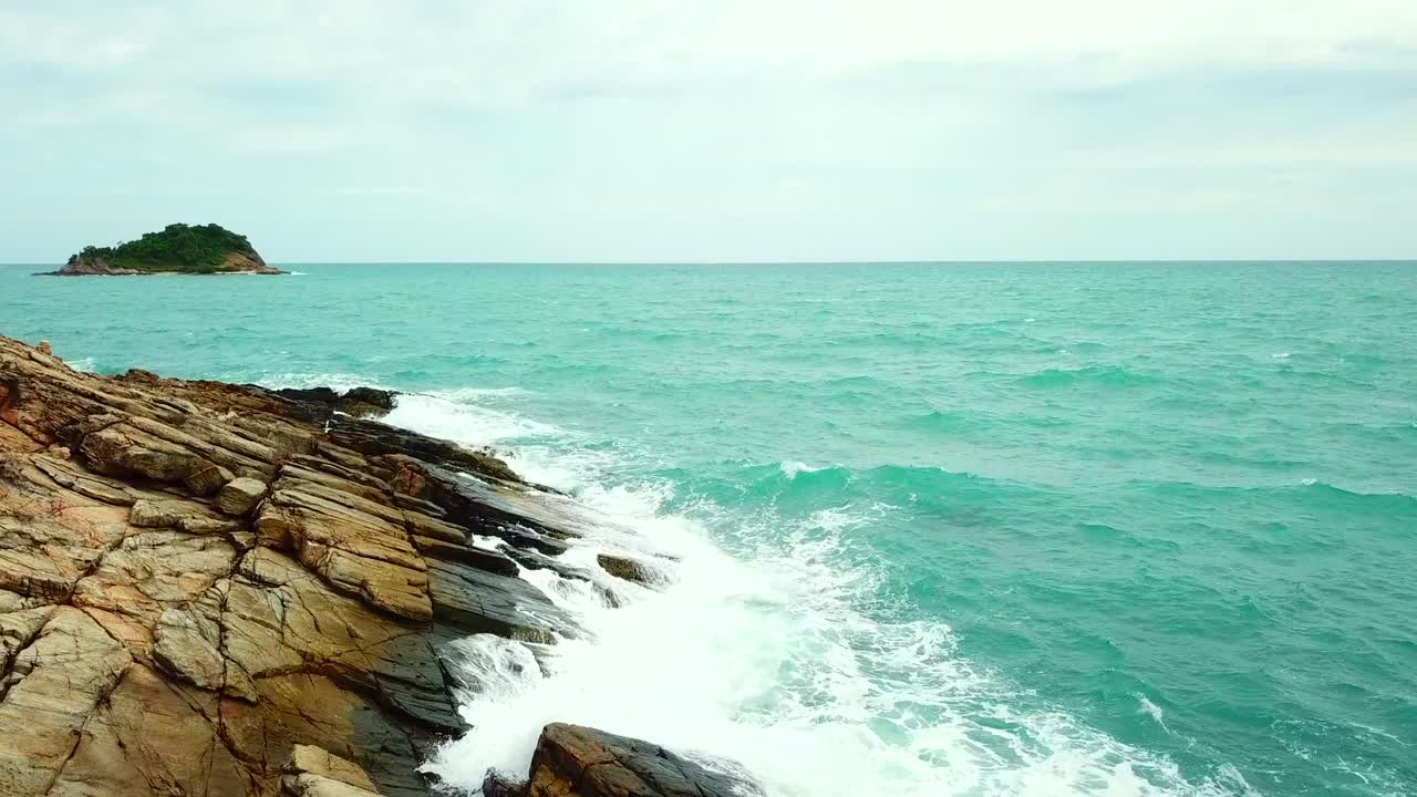 태국 코 사메트 (koh samet) 의 바다와 산의 공중 풍경.
