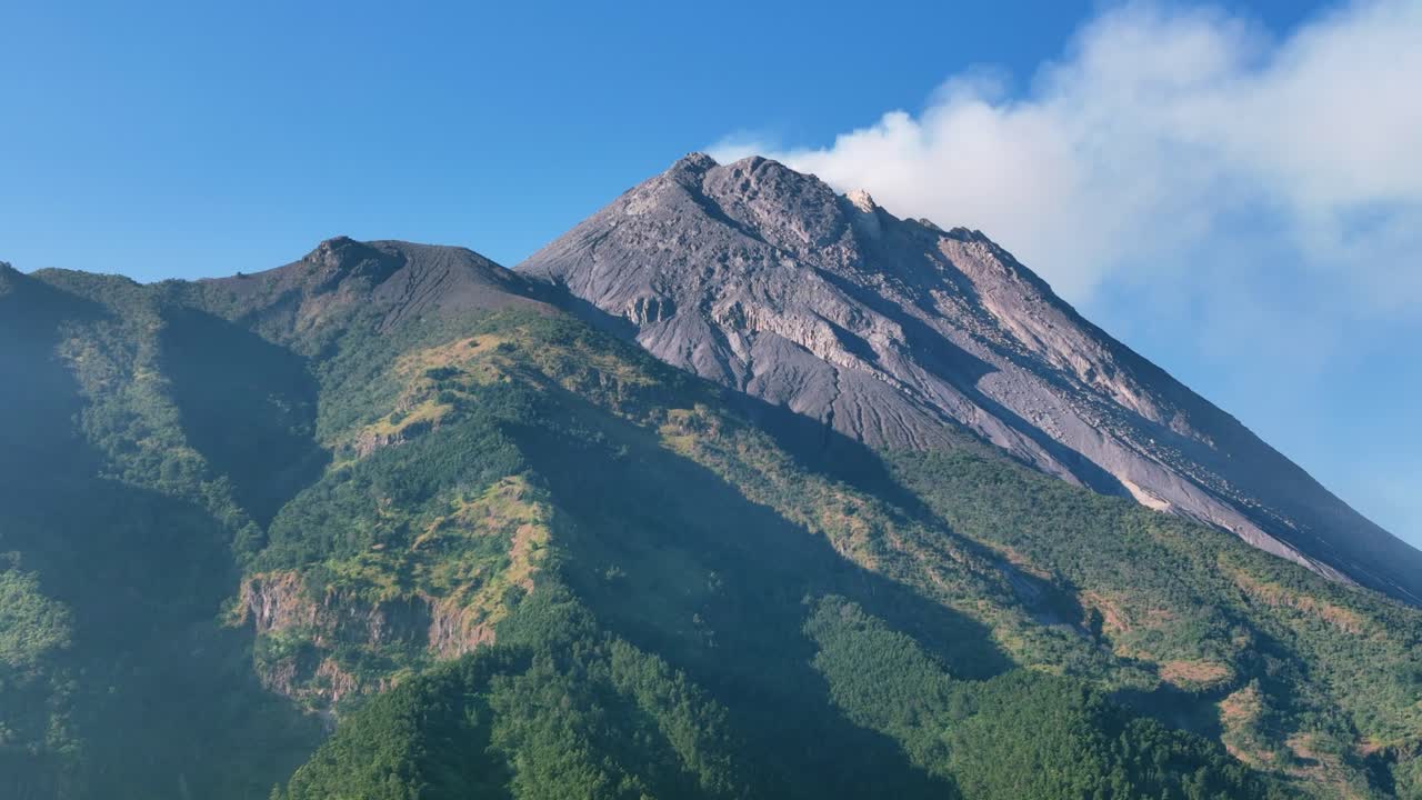 Pemandangan udara Gunung Merapi, gunung berapi aktif yang mengeluarkan kabut vulkanik.