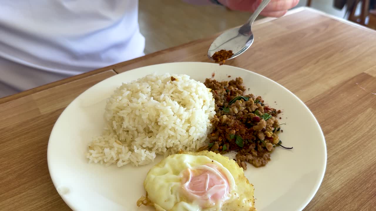 전통적인 태국 요리에 향신료를 첨가하는 것