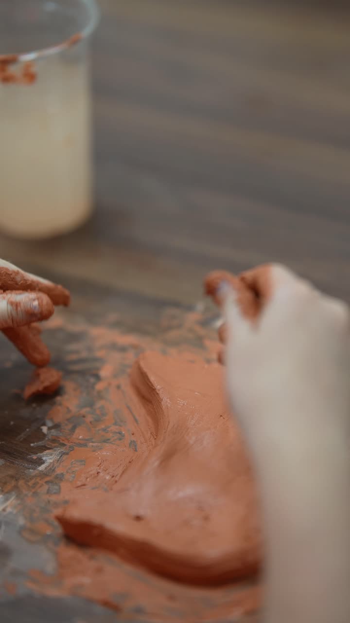 manos moldeando arcilla