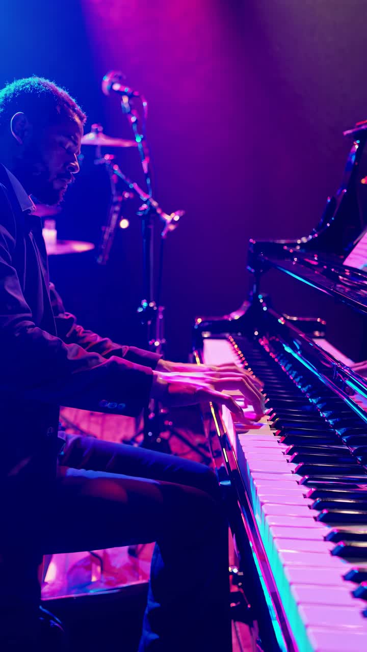 Un video riprende una jazz band che si esibisce sul palco con un pianista in primo piano.