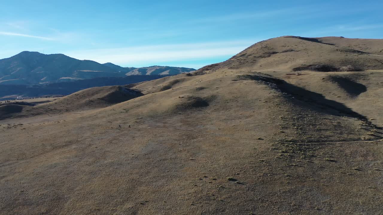 due ciclisti di montagna lungo un fianco di montagna