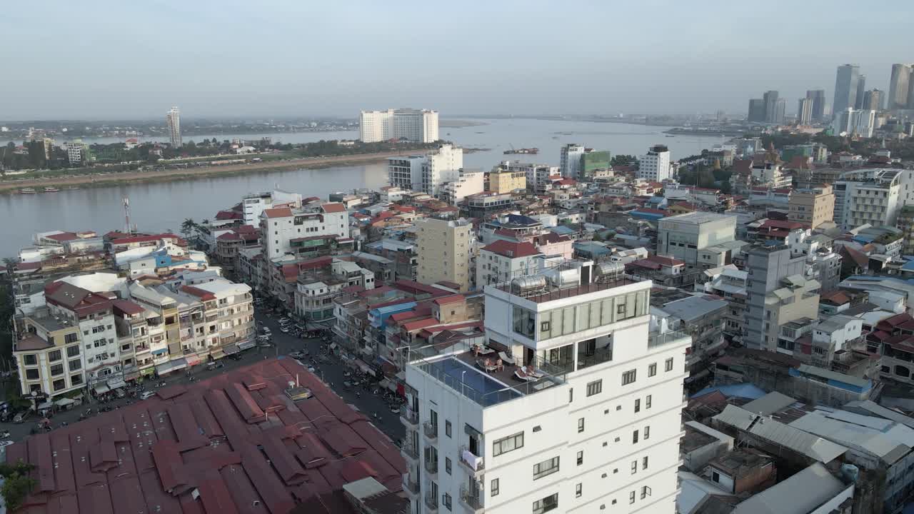 vista aérea giratoria de phnom penh, camboya, edificios urbanos densos