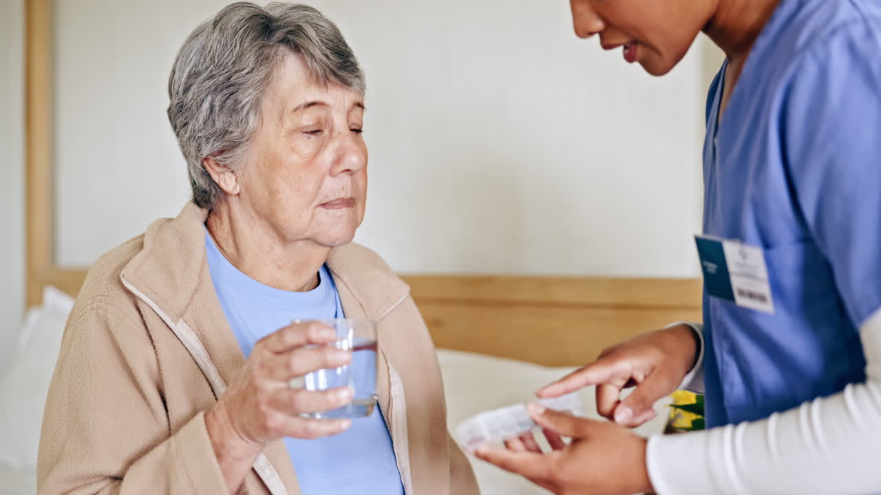 explicar, enfermera o paciente mayor con pastillas