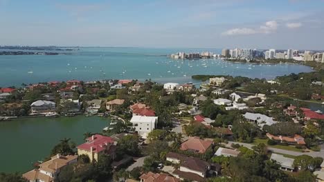 Tiro-De-Drones-De-La-Bahía-De-Sarasota-Florida-En-Un-Día-Soleado-De-Cielo-Azul