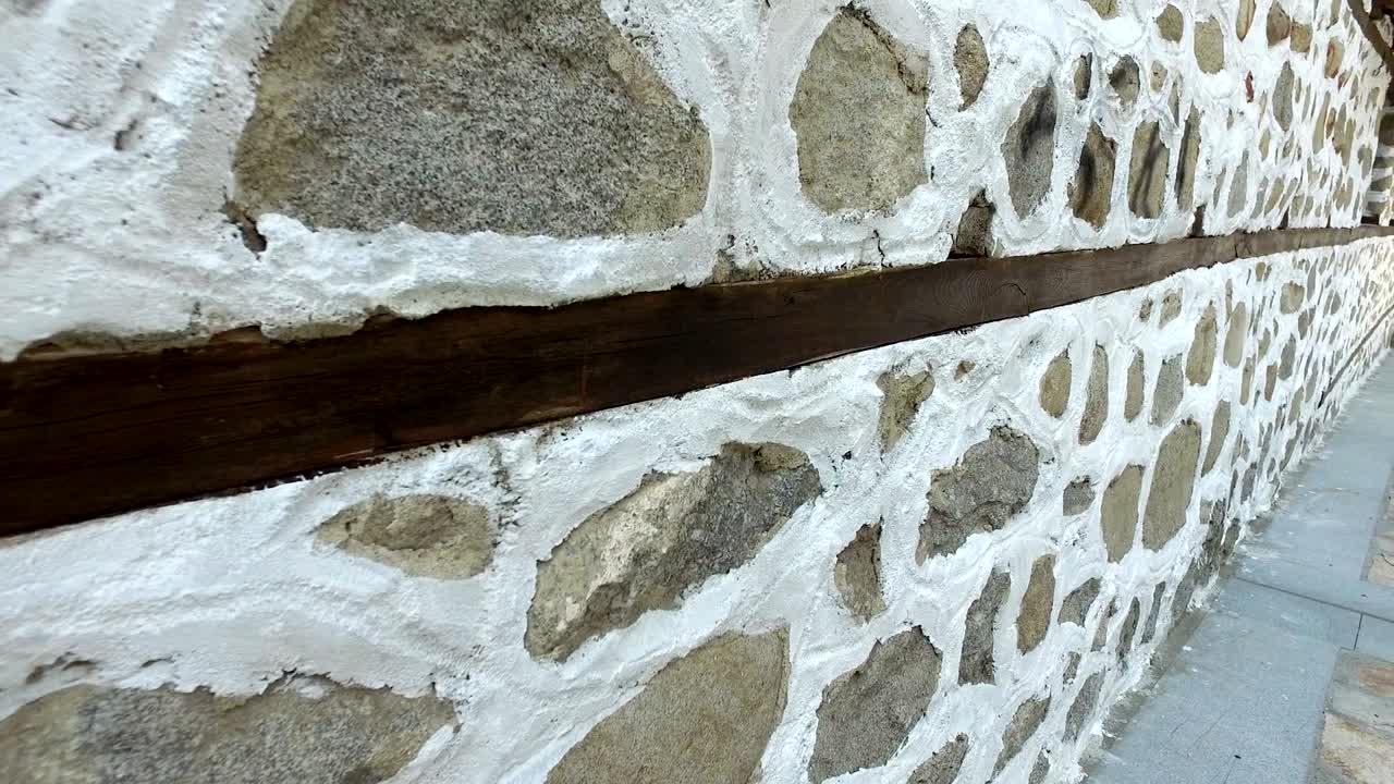 돌 벽을 따라 는 4k steadicam