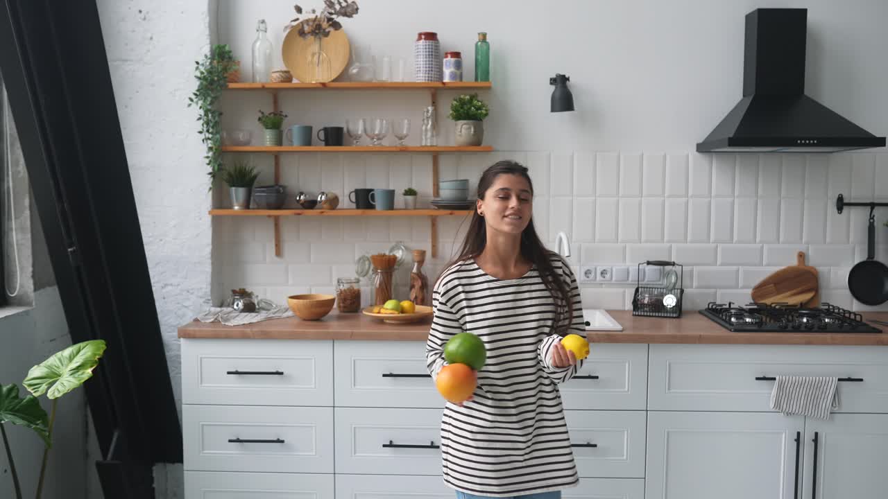 Donna che cucina in una cucina moderna