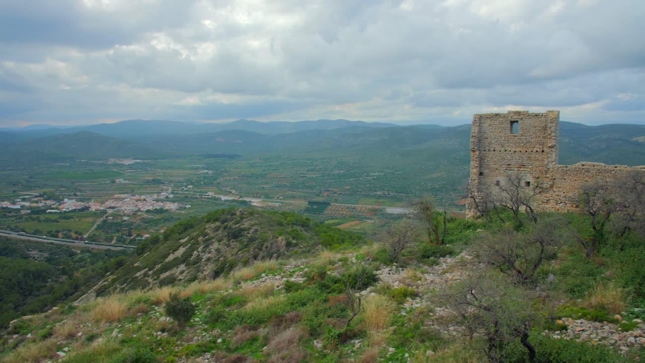 panorama del castillo de santa magdalena de polpis ruinas y paisaje urbano en castello, comunidad valenciana, españa