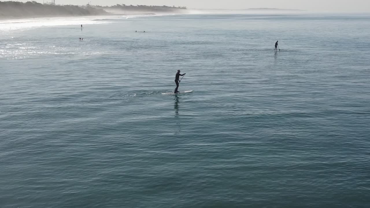 un hermoso disparo aéreo de drones, drones volando sobre personas cenando en el océano cerca de la playa, playa estatal de carlsbad - california