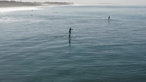 Eine-Wunderschöne-Drohnenaufnahme-Aus-Der-Luft,-Eine-Drohne,-Die-über-Menschen-Fliegt,-Die-Im-Meer-In-Der-Nähe-Des-Strandes-Essen,-Carlsbad-State-Beach---Kalifornien