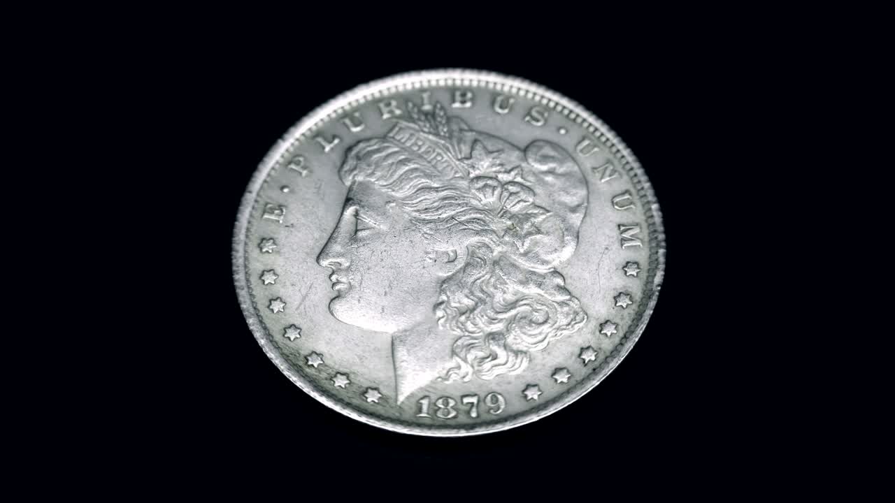 moneda estadounidense de un dólar 1879 lanzamiento gira sobre un fondo negro. macro. primer plano