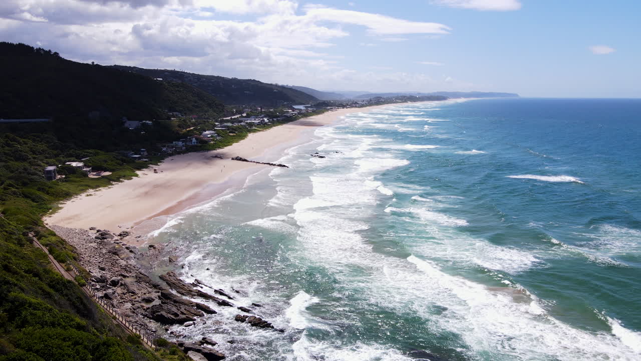 Drohnen-Aufwärtsschwenk enthüllt atemberaubenden weißen Sandstrand und Wildnis