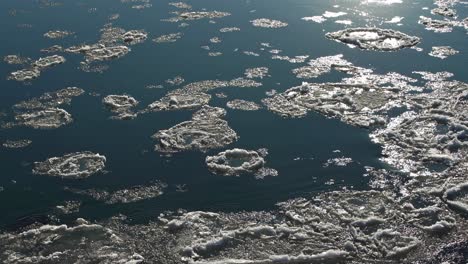 Bloques-De-Hielo-Que-Se-Desplazan-Rápidamente-Y-Chocan-En-Un-Río-En-Islandia