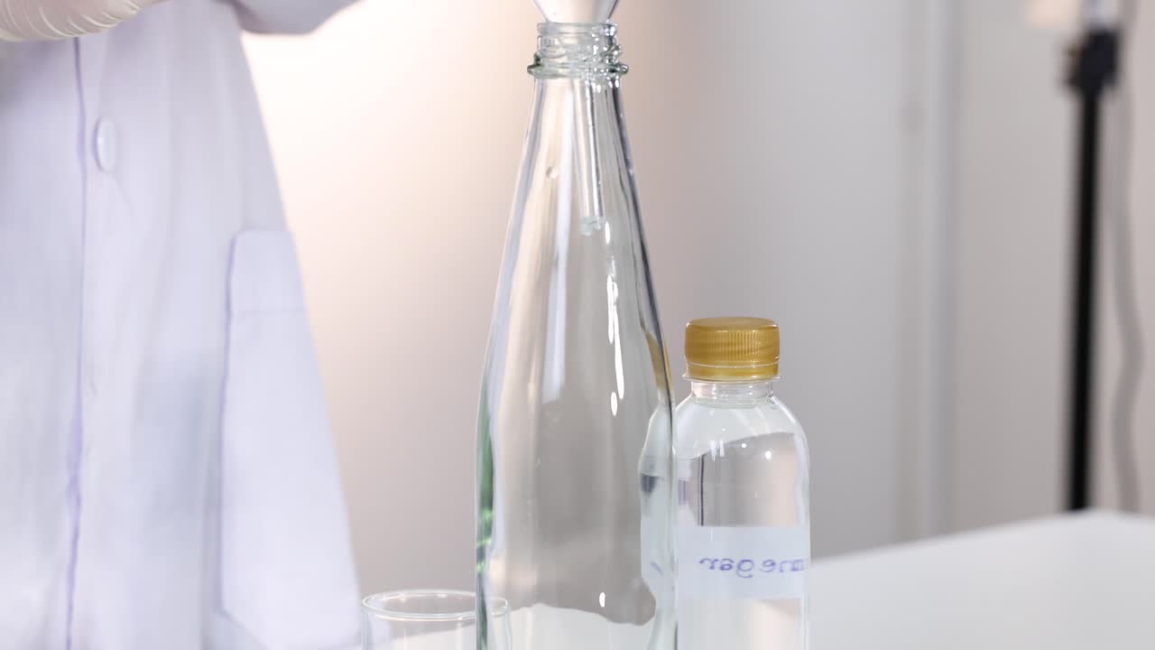 demostrando la reacción química con bicarbonato de sodio y vinagre