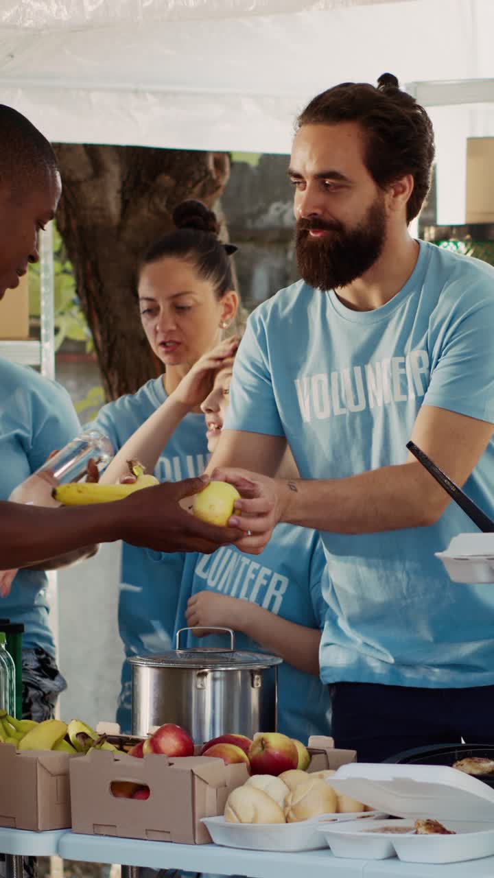 Vídeo vertical Voluntários oferecem ajuda humanitária
