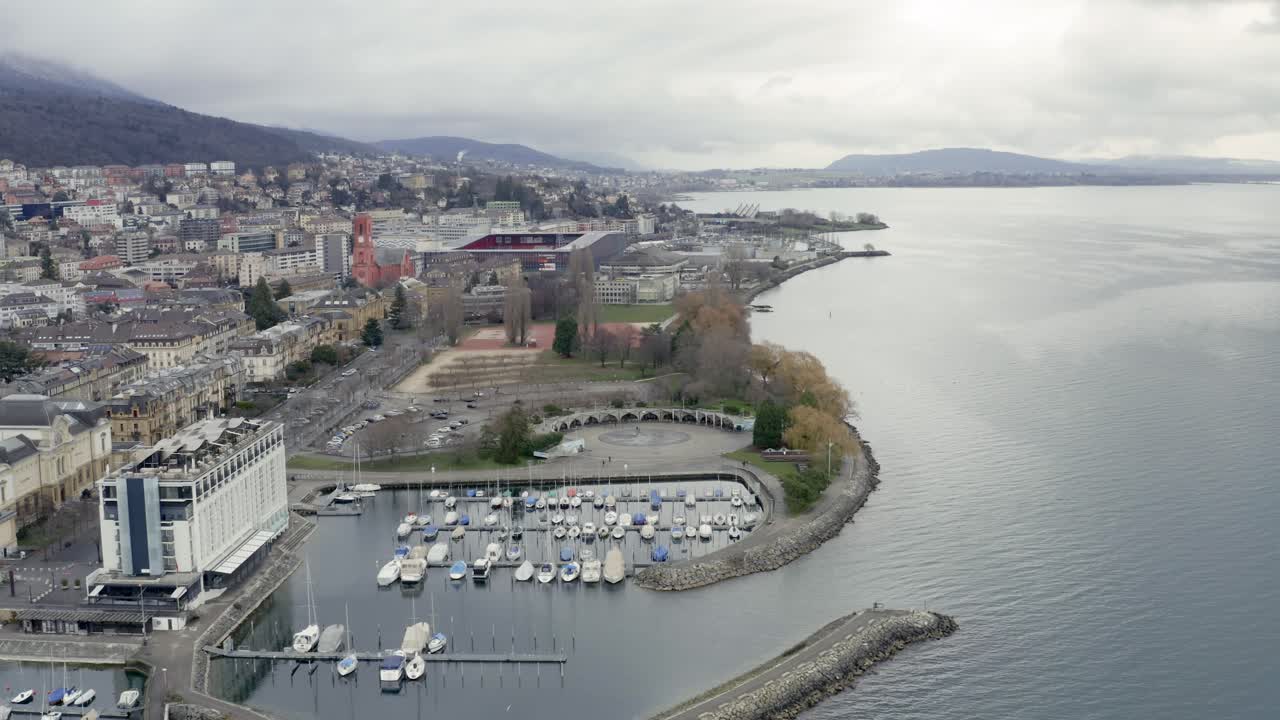 el romántico pueblo de neuchâtel ubicado en el hermoso lago durante la temporada de invierno en el paisaje alpino suizo, suiza, europa