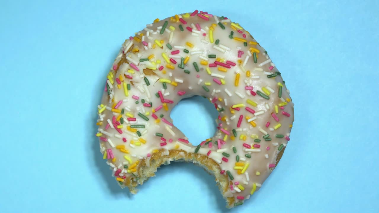 вкусный сладкий пончик, вращающийся на цветном фоне