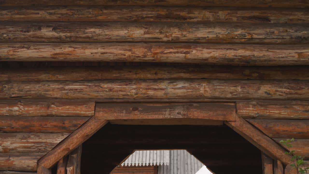 un joven barbudo en uniforme de caballero camina por el patio