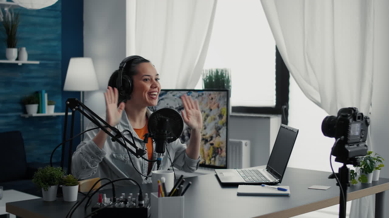 Creatore di contenuti allegro e popolare che termina la diretta streaming del podcast