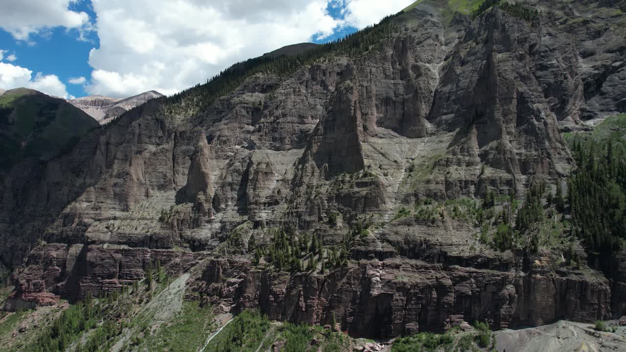 vista aérea del parque forestal nacional uncompahgre, teluro, colorado, ee.uu., acantilados y colinas en un día soleado de verano