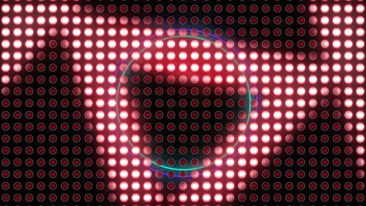 Animace neonového kruhu s trojúhelníkem přes červenobílé tečkované pozadí.